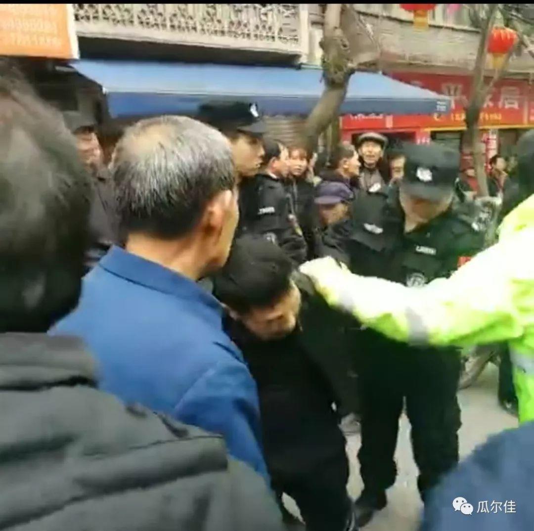 重庆杀警案：街头血案的起因和处警民警、吸烟看客以及南坪东路鱼鳅猫