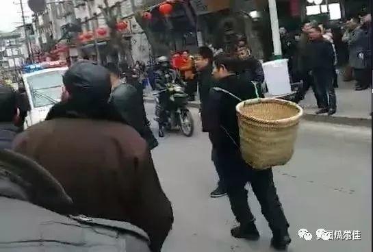 重庆杀警案：街头血案的起因和处警民警、吸烟看客以及南坪东路鱼鳅猫